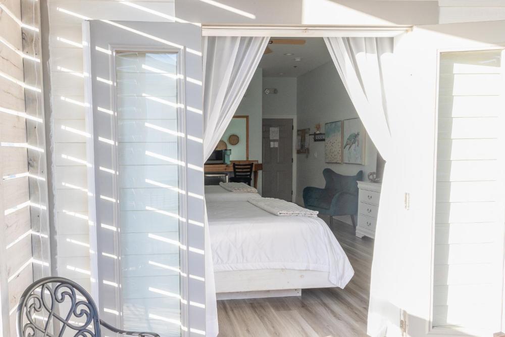 Deluxe Double Room with Balcony and Sea View interior